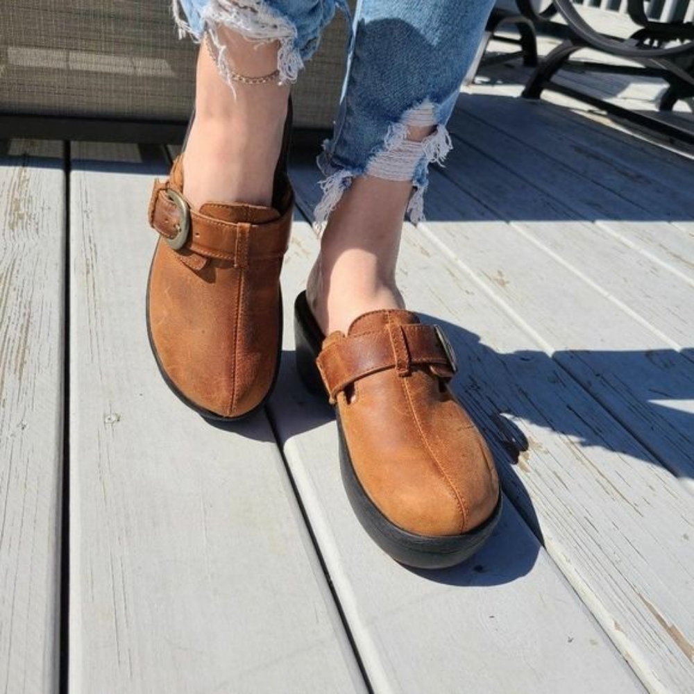 CROCS Brown Clogs with Textured Finish and Buckle Strap🌴